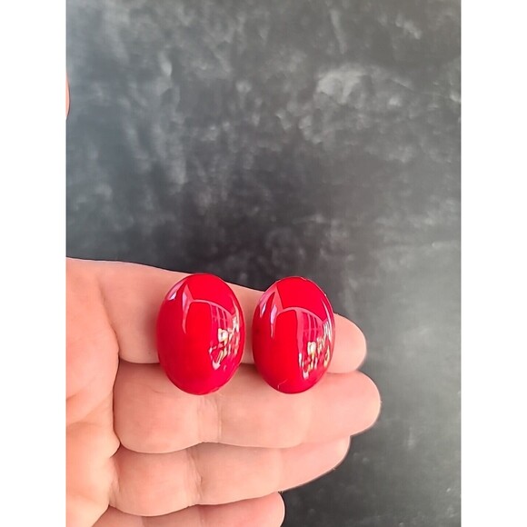 Red Glass Oval Shaped Gold Tone Metal Clip-on Earrings Vintage - Picture 1 of 10
